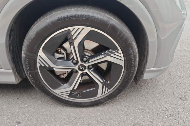 Used Audi Q4 e-tron 2024 40 e-tron Boundary Edition Right Front Wheel Hub