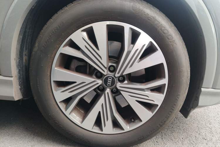 Used Audi Q4 e-tron 2024 40 e-tron Adventure Edition Right Front Wheel Hub