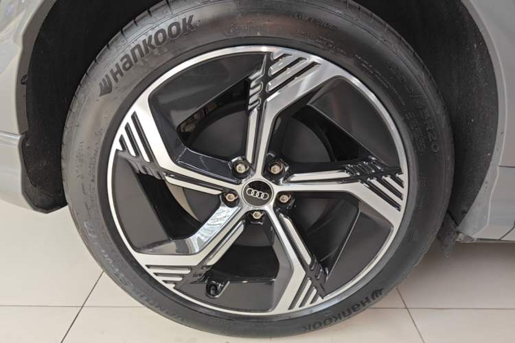 Used Audi Q4 e-tron 2024 40 e-tron Boundary Edition Right Rear Wheel Hub