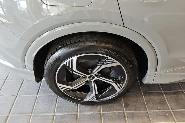 Used Audi Q4 e-tron 2024 40 e-tron Boundary Edition Right Rear Wheel Hub