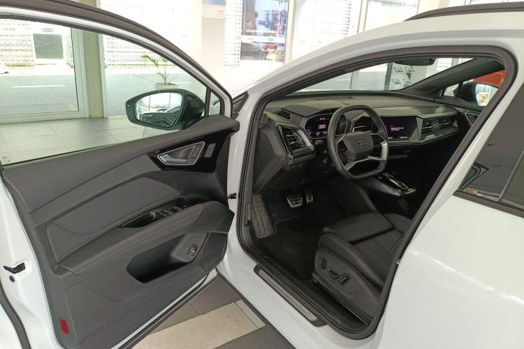 Used Audi Q4 e-tron 2024 50 e-tron quattro Creation Edition Midnight Driver Seat