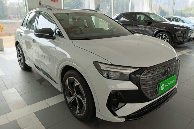 Used Audi Q4 e-tron 2024 50 e-tron quattro Creation Edition Midnight Front Right 45 Deg