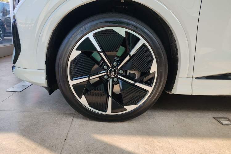 Used Audi Q4 e-tron 2024 40 e-tron Adventure Edition Left Front Wheel Hub