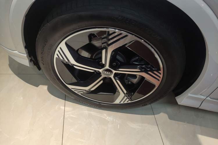 Used Audi Q4 e-tron 2024 40 e-tron Boundary Edition Left Front Wheel Hub