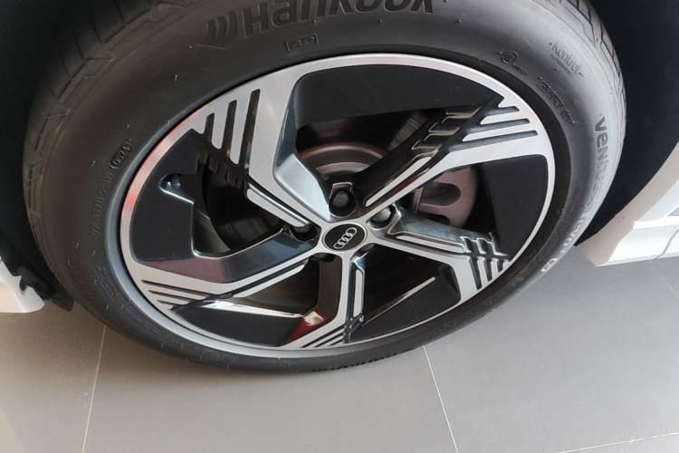 Used Audi Q4 e-tron 2024 50 e-tron quattro Creation Edition Midnight Left Front Wheel Hub