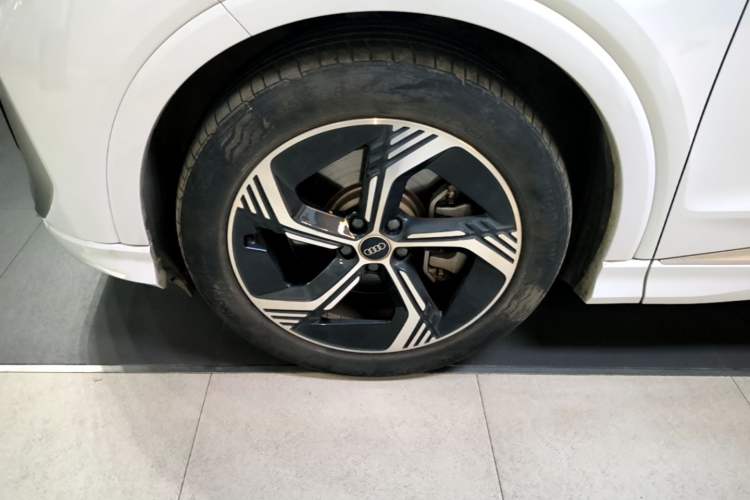 Used Audi Q4 e-tron 2024 40 e-tron Boundary Edition Left Front Wheel Hub