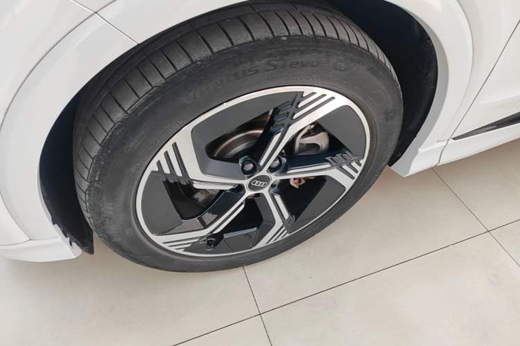 Used Audi Q4 e-tron 2024 50 e-tron quattro Creation Edition Midnight Left Front Wheel Hub