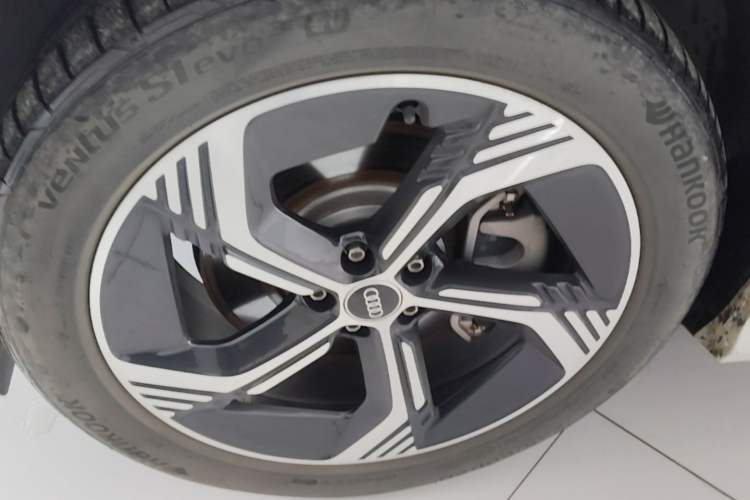Used Audi Q4 e-tron 2024 40 e-tron Boundary Edition Left Front Wheel Hub