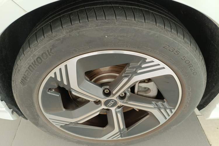 Used Audi Q4 e-tron 2024 50 e-tron quattro Creation Edition Midnight Left Front Wheel Hub