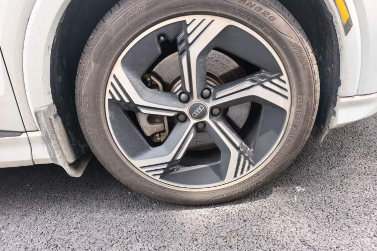 Used Audi Q4 e-tron 2024 40 e-tron Boundary Edition Right Front Wheel Hub