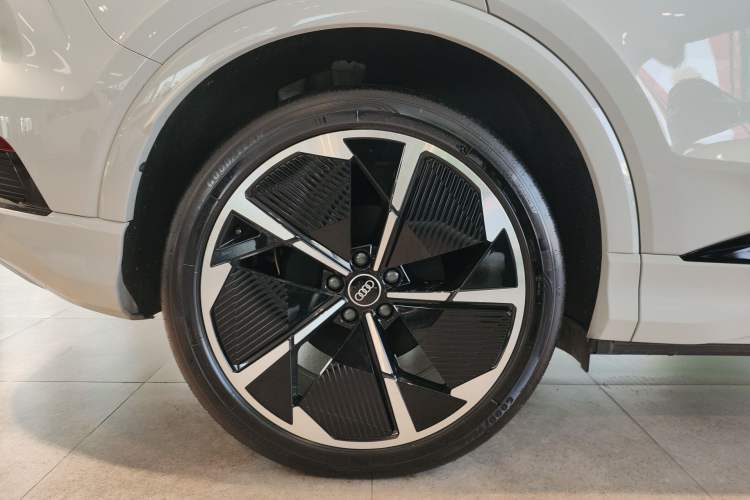 Used Audi Q4 e-tron 2024 40 e-tron Adventure Edition Right Rear Wheel Hub