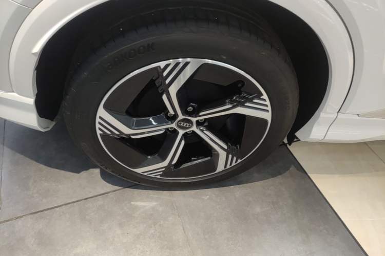Used Audi Q4 e-tron 2024 40 e-tron Boundary Edition Right Rear Wheel Hub
