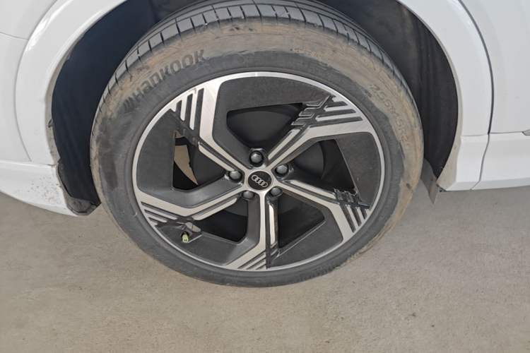 Used Audi Q4 e-tron 2024 40 e-tron Boundary Edition Right Rear Wheel Hub