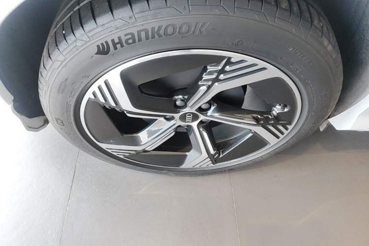 Used Audi Q4 e-tron 2024 50 e-tron quattro Creation Edition Midnight Right Rear Wheel Hub