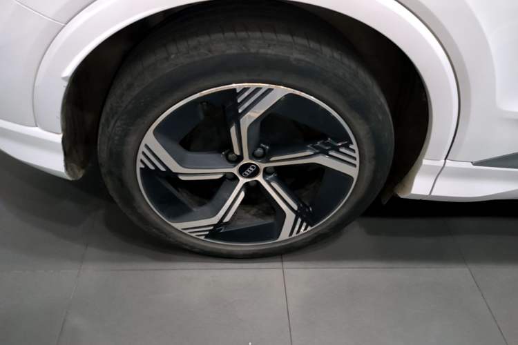 Used Audi Q4 e-tron 2024 40 e-tron Boundary Edition Right Rear Wheel Hub