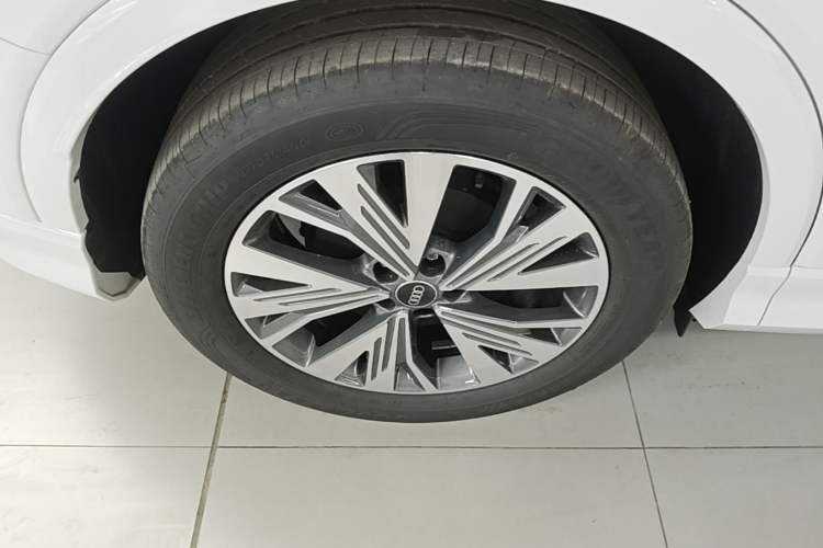 Used Audi Q4 e-tron 2024 40 e-tron Adventure Edition Right Rear Wheel Hub