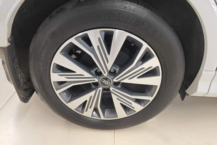 Used Audi Q4 e-tron 2024 40 e-tron Adventure Edition Right Rear Wheel Hub