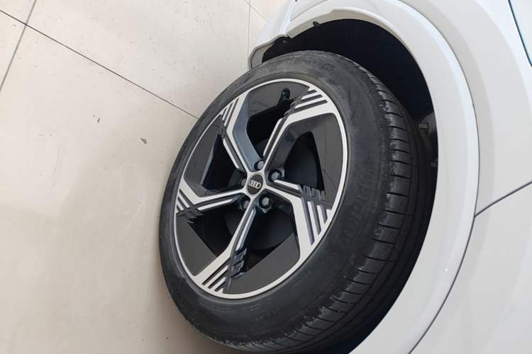 Used Audi Q4 e-tron 2024 50 e-tron quattro Creation Edition Midnight Right Rear Wheel Hub