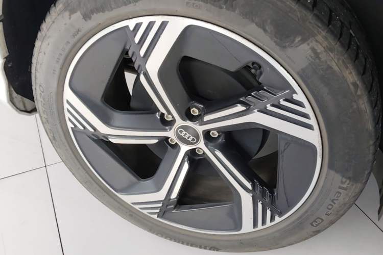 Used Audi Q4 e-tron 2024 40 e-tron Boundary Edition Right Rear Wheel Hub