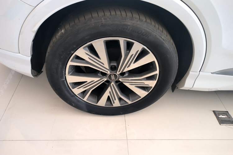 Used Audi Q4 e-tron 2024 40 e-tron Adventure Edition Right Rear Wheel Hub