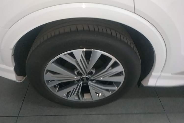 Used Audi Q4 e-tron 2024 40 e-tron Adventure Edition Right Rear Wheel Hub