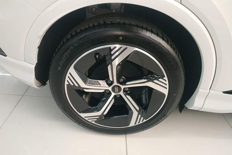 Used Audi Q4 e-tron 2024 50 e-tron quattro Creation Edition Midnight Right Rear Wheel Hub