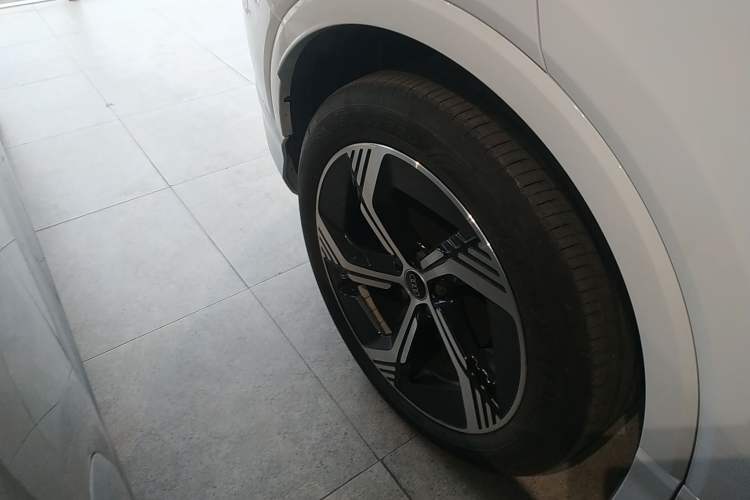 Used Audi Q4 e-tron 2024 40 e-tron Boundary Edition Right Rear Wheel Hub