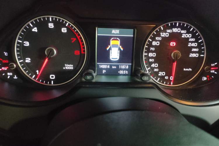 Used Audi Q5 2017 Plus 40 TFSI Technology Model Odometer Close Up