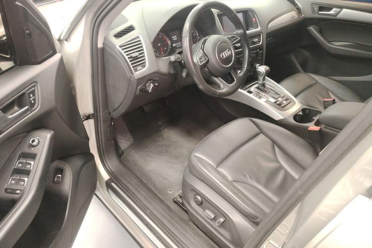Used Audi Q5 2017 40 TFSI Technology Edition Interior 2