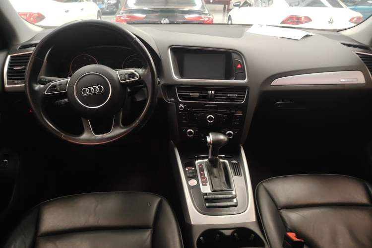 Used Audi Q5 2017 40 TFSI Technology Edition Interior 3