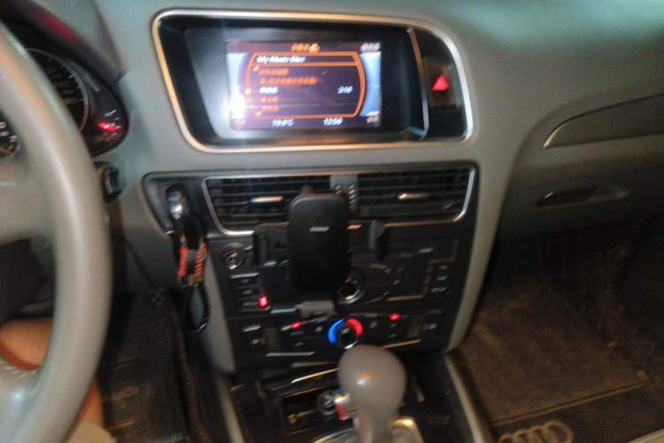 Used Audi Q5 2010 2.0TFSI Trendy Edition Audio And AC Panel