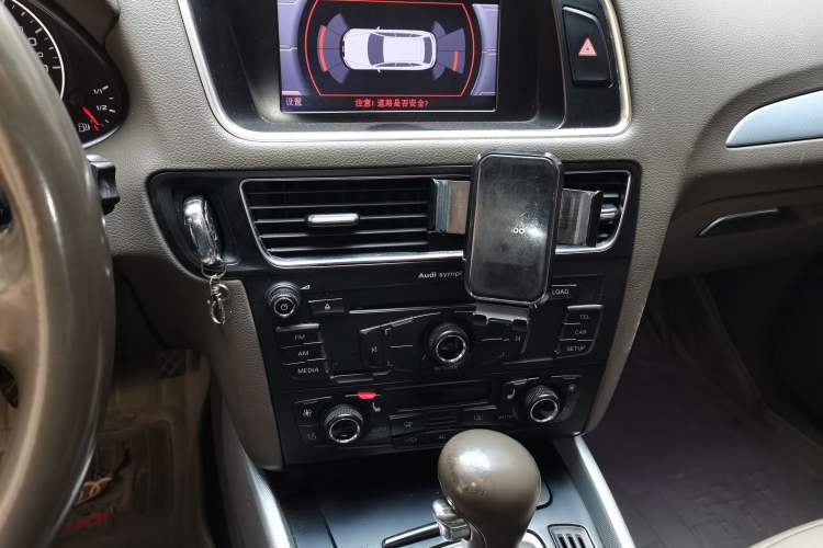 Used Audi Q5 2010 2.0TFSI Technology Edition Audio And AC Panel