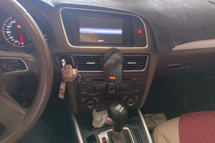 Used Audi Q5 2010 2.0TFSI Trendy Edition Audio And AC Panel