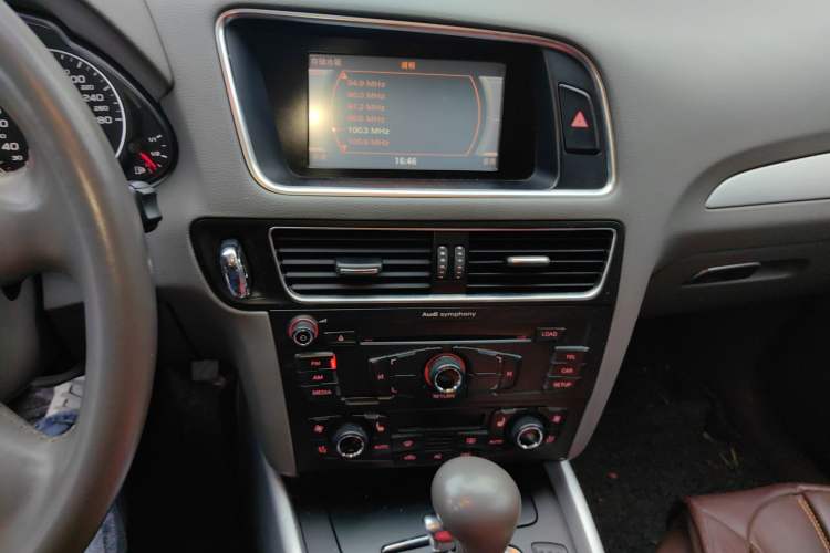 Used Audi Q5 2010 2.0TFSI Technology Edition Audio And AC Panel