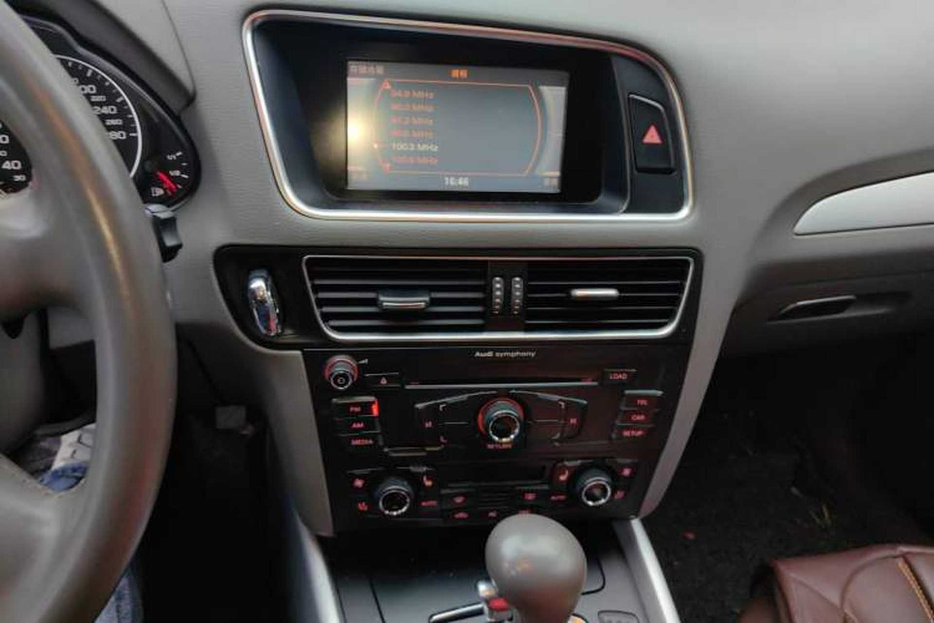 Used Audi Q5 2010 2.0TFSI Technology Edition Audio And AC Panel
