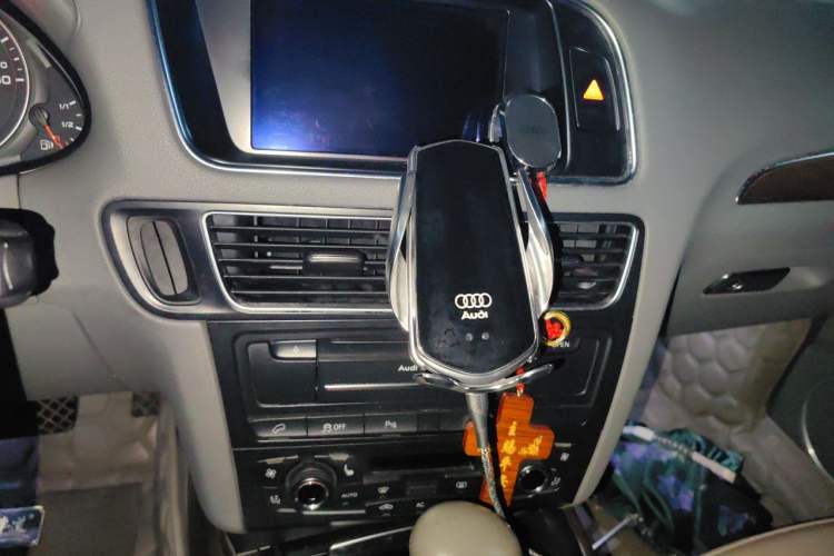 Used Audi Q5 2010 3.2 FSI Off-road Version Audio And AC Panel