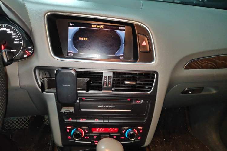 Used Audi Q5 2010 3.2 FSI Sport Edition Audio And AC Panel