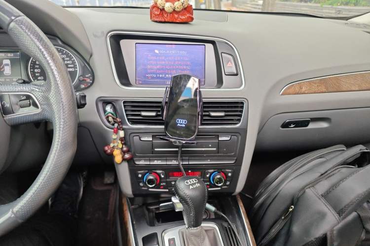 Used Audi Q5 2010 3.2 FSI Sport Edition Audio And AC Panel