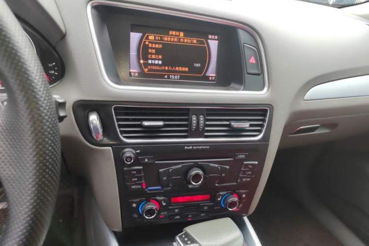 Used Audi Q5 2010 2.0TFSI Technology Edition Audio And AC Panel