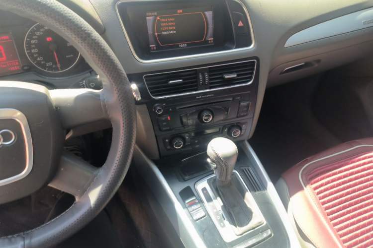 Used Audi Q5 2010 2.0TFSI Technology Edition Audio And AC Panel