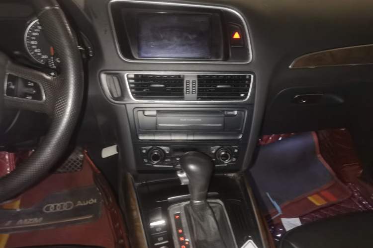 Used Audi Q5 2010 3.2 FSI Sport Edition Audio And AC Panel