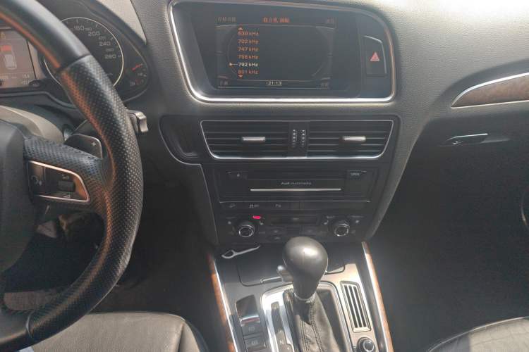 Used Audi Q5 2010 3.2 FSI Sport Edition Audio And AC Panel