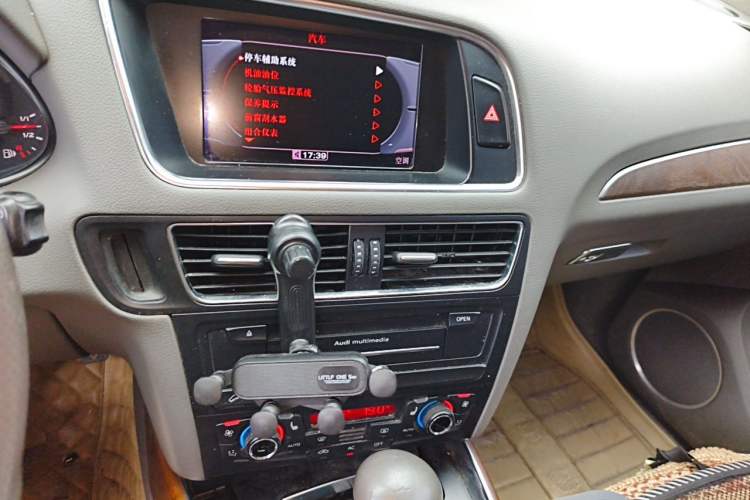 Used Audi Q5 2010 3.2 FSI Sport Edition Audio And AC Panel