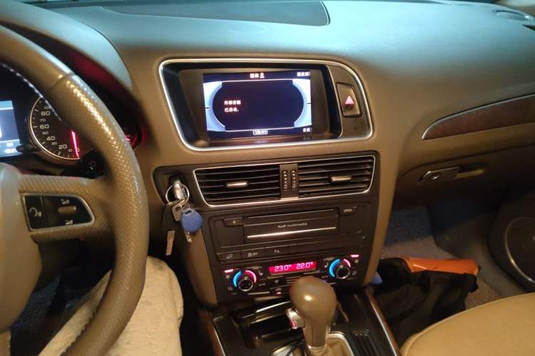 Used Audi Q5 2010 3.2 FSI Sport Edition Audio And AC Panel