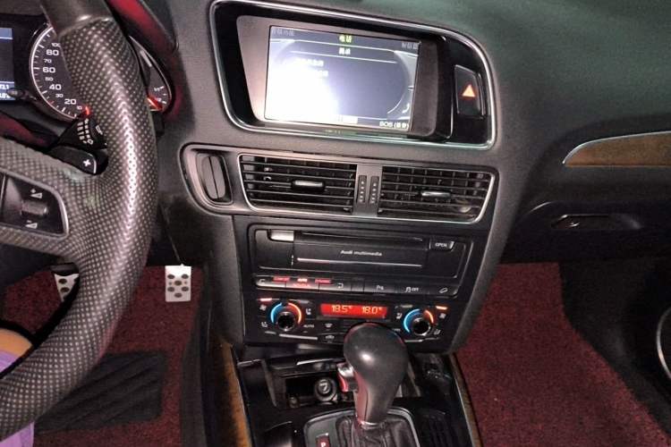 Used Audi Q5 2010 2.0TFSI Luxury Edition Audio And AC Panel