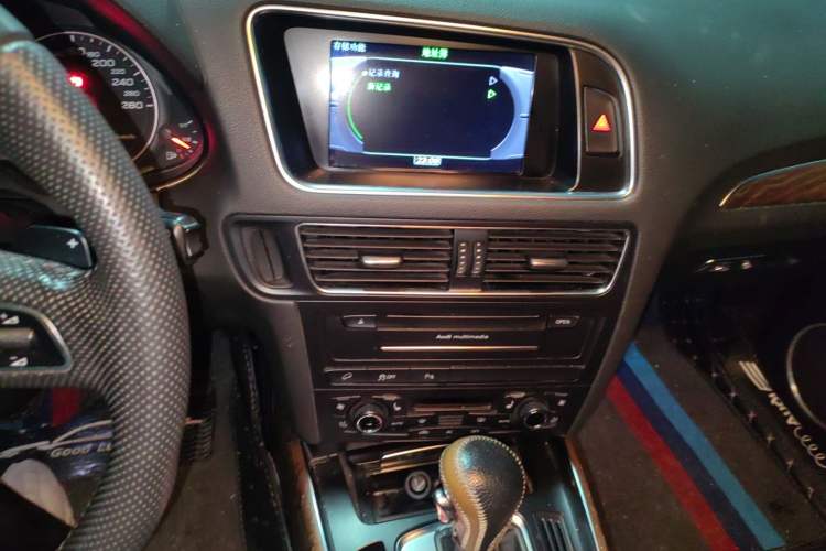 Used Audi Q5 2010 3.2 FSI Sport Edition Audio And AC Panel