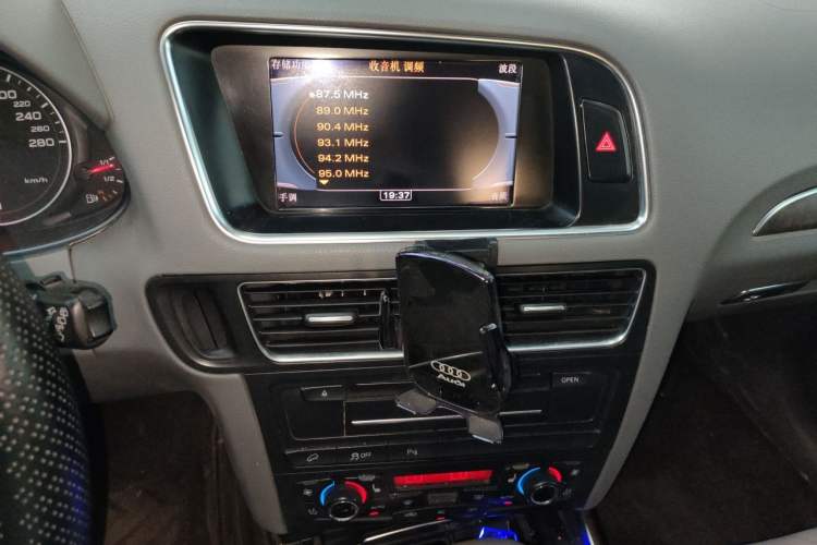Used Audi Q5 2010 3.2 FSI Sport Edition Audio And AC Panel