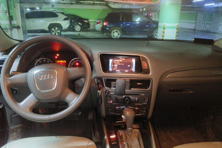 Used Audi Q5 2010 2.0TFSI Trendy Edition Center Console