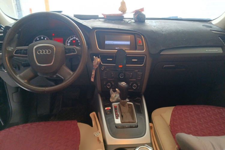 Used Audi Q5 2010 2.0TFSI Trendy Edition Center Console