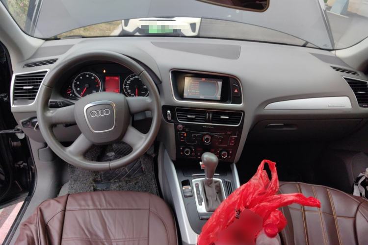 Used Audi Q5 2010 2.0TFSI Technology Edition Center Console